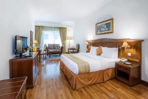 Deluxe Room, Early Check-in (1 Pm) Late Check-out (3 pm), 25% off F&B, Free Beach Transfers room in Grand Excelsior Hotel - Bur Dubai
