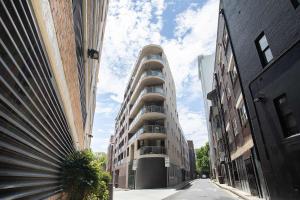 Urban Oasis 2BR with Huge Deck & Secure Parking