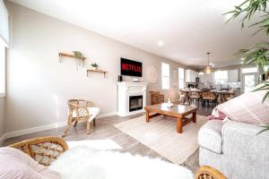 BoHo Vibes - Patio & BBQ - King Bed - Garage Parking