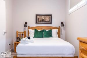 NEW, Mountain Chic Suite, Whyte Avenue, Netflix, WiFi, Sleeps 6