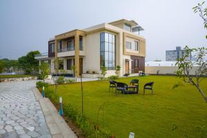 ELIVAAS Lush Haven 4 BHK Villa Private Pool, Terrace & Landscaped Garden