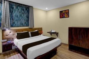Townhouse Z Square Mall Formerly The Mall Road Inn