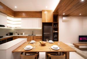 Six Palm 2BR Villa With Rooftop Near Padang Beach