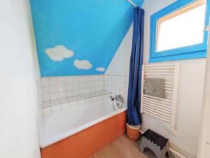 Cottage cosy avec jardin, piscine, tennis et parking