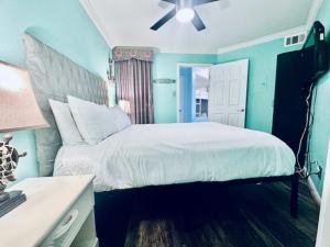 Sandy Seawall Escape Resort