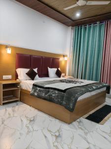 Hotel Hill Paradize couples & family Friendly,on the Kempty fall highway#balcony & terrace hill views#Restaurant
