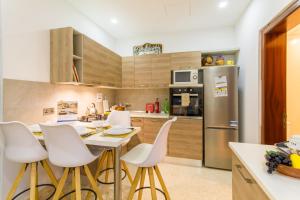 Sunny Maltese townhouse Madonnina Kalkara - Happy Rentals