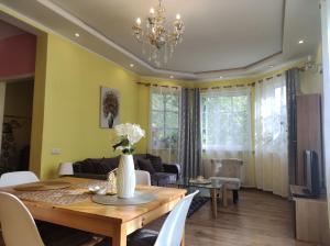 Boutigue city house with terrace and garden free parking
