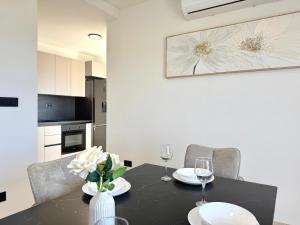 Diora Luxe Top-Floor Seafront Apartment with Jacuzzi & Panoramic Sea View