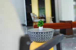 Hotel Limon - Near Huda City Centre I Balcony Rooms