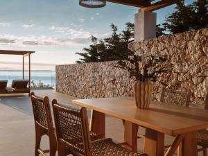 Theros Luxury Suites