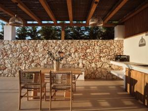 Theros Luxury Suites