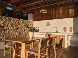 Theros Luxury Suites