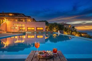 Tiffany With Shared Pool - Happy Rentals
