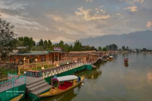 Heritage Prince of Kashmir Luxury Houseboat