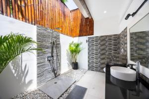 Villa with Private Gym, Pool & Beach Nearby
