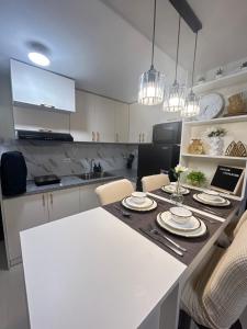 Cozy 2BR 2BTH Heater near Filoil Centre Arena San Juan City