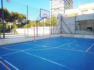 Apartamento San Juan Playa con piscina, zonas verdes y pistas deportivas