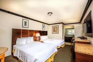 Queen Room with Two Queen Beds - Smoking room in Budget Host Inn Florida City