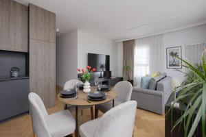 Luxury Air-Conditioned Apartment with Parking in Warsaw by Renters Prestige