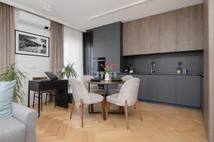 Luxury Air-Conditioned Apartment with Parking in Warsaw by Renters Prestige