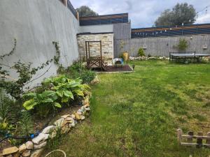 Stone Villa in the Pines Special Pool Garden BBQ and Jacuzzi for Two Families