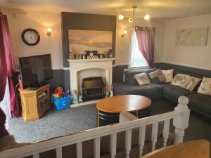 Wooden 3-Bed Lodge Sleeps 9 10 with Front Decking