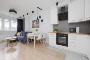 Air Conditioned Apartment in Strict Warsaw Center with Balcony by Noclegi Renters