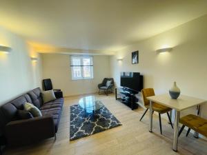 Travaal.©om - 2 Bed Serviced Apartment Farnborough