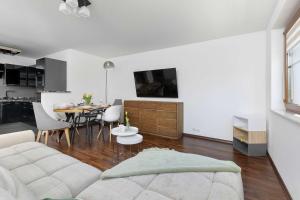 Przestronny Apartament z Balkonem w Centrum & Blisko Plaży by Noclegi Renters