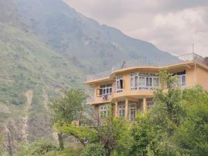 Cozy Himalayan Stay in Scenic Sainj Valley