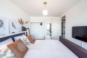 Apartment right by the sea