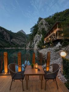 Te Panorama, Komani Lake