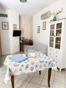 Casa al piano terra con 2 camere da letto, parcheggio privato e piscina condominiale