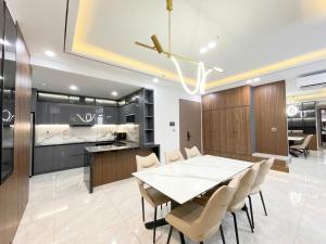 Deluxe Apartment - Midtown The Peak Phu My Hung