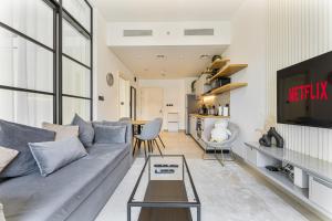 Modern 1BR Apartment in Dubai Hills Near Mall and Park