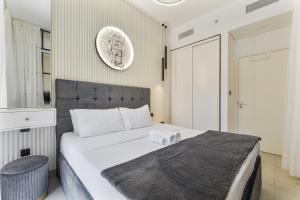 Modern 1BR Apartment in Dubai Hills Near Mall and Park