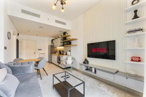 Modern 1BR Apartment in Dubai Hills Near Mall and Park