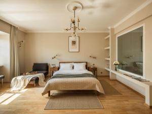 Main Square spacious 1-bed with bathtub