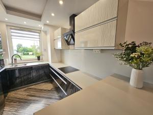 Apartament SPACE & SUN z wewnętrzym ogrodzonym parkingiem