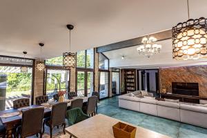 Breite Privée Forest and Pool Retreat