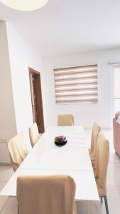 8 Delphi Court