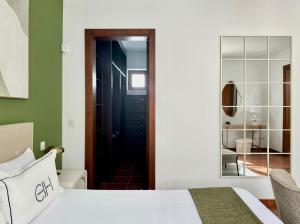 Canaryislandshost l White