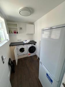 4BR Spacious Home, Garden & Parking, Contractor