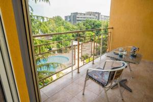 Poolside condo in Golden Sands