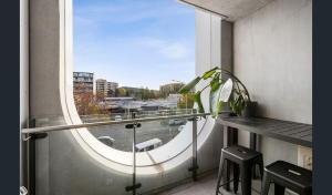 Stylish Braddon Apartment Near Cafés & CBD