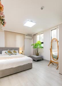 7호선5분,신사 가로수길10분,코엑스 차로10분,강남,논현,학동역,넓은2Room,3QBed