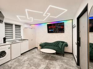Mini Studio Aristocrat