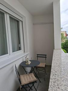 Mocha Suite Modern Beige Apartment with Parking & EV CHRG