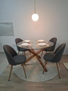 Mocha Suite Modern Beige Apartment with Parking & EV CHRG